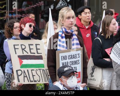 Canberra, Australie, 5 mai 2024. Des centaines de manifestants pro-palestiniens défilent de Civic au camp de solidarité de Gaza à l'Université nationale australienne pour montrer leur soutien aux demandes des étudiants que l'université cède et coupe tous les liens avec Israël. Banque D'Images