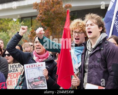 Canberra, Australie, 5 mai 2024. Des centaines de manifestants pro-palestiniens défilent de Civic au camp de solidarité de Gaza à l'Université nationale australienne pour montrer leur soutien aux demandes des étudiants que l'université cède et coupe tous les liens avec Israël. Banque D'Images