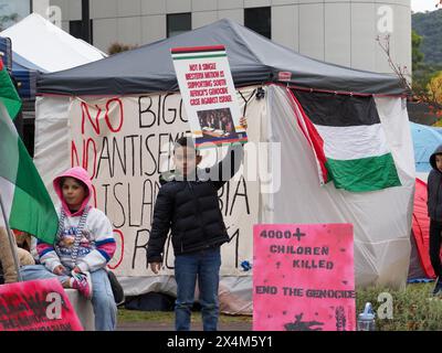 Canberra, Australie, 5 mai 2024. Des centaines de manifestants pro-palestiniens défilent de Civic au camp de solidarité de Gaza à l'Université nationale australienne pour montrer leur soutien aux demandes des étudiants que l'université cède et coupe tous les liens avec Israël. Banque D'Images