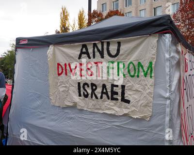 Canberra, Australie, 5 mai 2024. Des centaines de manifestants pro-palestiniens défilent de Civic au camp de solidarité de Gaza à l'Université nationale australienne pour montrer leur soutien aux demandes des étudiants que l'université cède et coupe tous les liens avec Israël. Banque D'Images