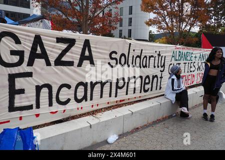 Canberra, Australie, 5 mai 2024. Des centaines de manifestants pro-palestiniens défilent de Civic au camp de solidarité de Gaza à l'Université nationale australienne pour montrer leur soutien aux demandes des étudiants que l'université cède et coupe tous les liens avec Israël. Banque D'Images