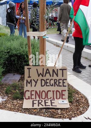 Canberra, Australie, 5 mai 2024. Des centaines de manifestants pro-palestiniens défilent de Civic au camp de solidarité de Gaza à l'Université nationale australienne pour montrer leur soutien aux demandes des étudiants que l'université cède et coupe tous les liens avec Israël. Banque D'Images