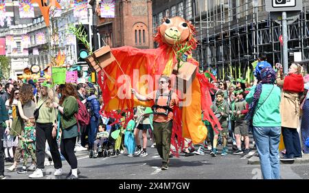 Brighton UK 4 mai 2024 - des milliers d'étudiants , d'enseignants et de parents participent à la parade des enfants du Festival de Brighton avec pour thème cette année 'Dream Again' . La Parade des enfants est le point de départ traditionnel du festival de Brighton avec des artistes de Same Sky qui collaborent avec des enseignants, des étudiants et des bénévoles des écoles de Brighton et Hove pour réaliser de magnifiques sculptures, des chorégraphies de danse qui sont exécutées le long de la route à travers la ville : crédit Simon Dack / Alamy Live News Banque D'Images