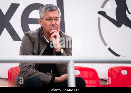 Leverkusen, Allemagne. 04 mai 2024. Football, femmes : Bundesliga, Bayer Leverkusen - Bayern Munich, journée 20, Ulrich-Haberland-Stadion. Le président du Bayern Munich, Herbert Hainer, est assis dans les tribunes. Crédit : Marius Becker/dpa - REMARQUE IMPORTANTE: conformément aux règlements de la DFL German Football League et de la DFB German Football Association, il est interdit d'utiliser ou de faire utiliser des photographies prises dans le stade et/ou du match sous forme d'images séquentielles et/ou de séries de photos de type vidéo./dpa/Alamy Live News Banque D'Images