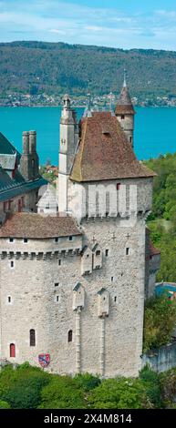 Vue aérienne du Château de Menthon est un château médiéval situé sur la commune de Menthon-Saint-Bernard. Lac et montagnes d'Annecy. France Banque D'Images