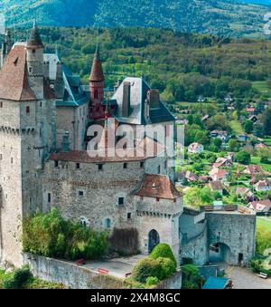 Vue aérienne du Château de Menthon est un château médiéval situé sur la commune de Menthon-Saint-Bernard. Lac et montagnes d'Annecy. France Banque D'Images