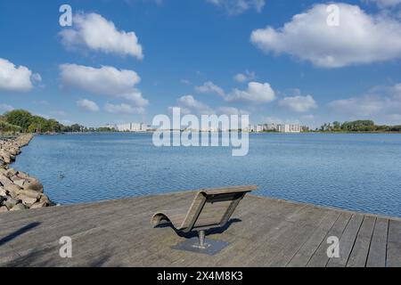 Promenade sur le lac intérieur à Heiligenhafen, mer baltique, Schleswig-Holstein, Allemagne Banque D'Images