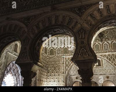 Détails des murs de la salle des Ambassadeurs (Dôme du salon de Embajadores) dans l'Alcazar royal de Séville, Andalousie, Espagne. Banque D'Images