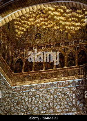 Détails des murs de la salle des Ambassadeurs (Dôme du salon de Embajadores) dans l'Alcazar royal de Séville, Andalousie, Espagne. Banque D'Images