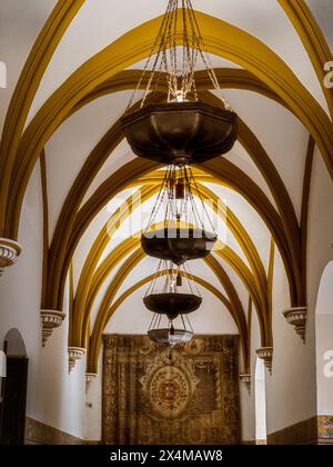 Lampes dans le salon de los Tapices, Palacio Gotico, palais gothique dans le Real Alcazar, Séville, Andalousie, Espagne Banque D'Images