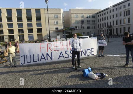 Mahnwache auf dem Pariser Platz vor dem Brandenburger Tor und der US-Botschaft für Julian Assange. *** Vigil sur Pariser Platz devant la porte de Brandebourg et l'ambassade américaine pour Julian Assange Banque D'Images