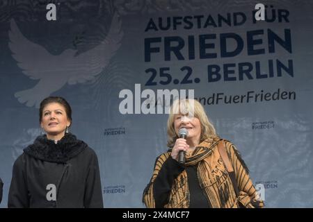 Sahra Wagenknecht Die Linke tritt zusammen mit Alice Schwarzer BEI der Kundgebung : Aufstand für den Frieden am Brandenburger Tor auf. Die Forderung lautet : Keine Waffen in die Ukraine zu liefern und den Krieg mit Russland durch Verhandlungen zu beenden. *** Sahra Wagenknecht Die Linke apparaît avec Alice Schwarzer au rassemblement de soulèvement pour la paix à la porte de Brandebourg la demande est de ne pas fournir d'armes à l'Ukraine et de mettre fin à la guerre avec la Russie par des négociations Banque D'Images