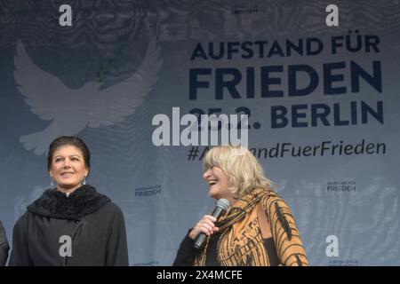 Sahra Wagenknecht Die Linke tritt zusammen mit Alice Schwarzer BEI der Kundgebung : Aufstand für den Frieden am Brandenburger Tor auf. Die Forderung lautet : Keine Waffen in die Ukraine zu liefern und den Krieg mit Russland durch Verhandlungen zu beenden. *** Sahra Wagenknecht Die Linke apparaît avec Alice Schwarzer au rassemblement de soulèvement pour la paix à la porte de Brandebourg la demande est de ne pas fournir d'armes à l'Ukraine et de mettre fin à la guerre avec la Russie par des négociations Banque D'Images