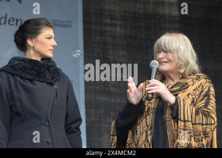 Sahra Wagenknecht Die Linke tritt zusammen mit Alice Schwarzer BEI der Kundgebung : Aufstand für den Frieden am Brandenburger Tor auf. Die Forderung lautet : Keine Waffen in die Ukraine zu liefern und den Krieg mit Russland durch Verhandlungen zu beenden. *** Sahra Wagenknecht Die Linke apparaît avec Alice Schwarzer au rassemblement de soulèvement pour la paix à la porte de Brandebourg la demande est de ne pas fournir d'armes à l'Ukraine et de mettre fin à la guerre avec la Russie par des négociations Banque D'Images