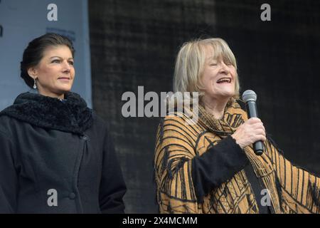 Sahra Wagenknecht Die Linke tritt zusammen mit Alice Schwarzer BEI der Kundgebung : Aufstand für den Frieden am Brandenburger Tor auf. Die Forderung lautet : Keine Waffen in die Ukraine zu liefern und den Krieg mit Russland durch Verhandlungen zu beenden. *** Sahra Wagenknecht Die Linke apparaît avec Alice Schwarzer au rassemblement de soulèvement pour la paix à la porte de Brandebourg la demande est de ne pas fournir d'armes à l'Ukraine et de mettre fin à la guerre avec la Russie par des négociations Banque D'Images