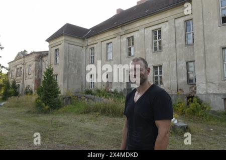 Jorres Risse - geboren AM 9. Mai 1959 à Berlin - Hat das Gutshaus Tentzerow gekauft und möchte dieses sanieren, um hier zu leben. *** Jorres Risse, né le 9 mai 1959 à Berlin, a acheté le manoir de Tentzerow et veut le rénover pour y vivre Banque D'Images
