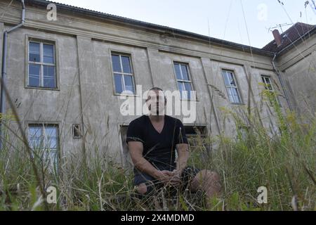Jorres Risse - geboren AM 9. Mai 1959 à Berlin - Hat das Gutshaus Tentzerow gekauft und möchte dieses sanieren, um hier zu leben. *** Jorres Risse, né le 9 mai 1959 à Berlin, a acheté le manoir de Tentzerow et veut le rénover pour y vivre Banque D'Images