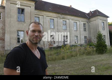 Jorres Risse - geboren AM 9. Mai 1959 à Berlin - Hat das Gutshaus Tentzerow gekauft und möchte dieses sanieren, um hier zu leben. *** Jorres Risse, né le 9 mai 1959 à Berlin, a acheté le manoir de Tentzerow et veut le rénover pour y vivre Banque D'Images