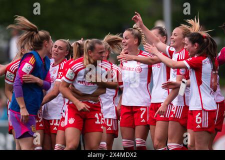 Leverkusen, Allemagne. 04 mai 2024. Football, femmes : Bundesliga, Bayer Leverkusen - Bayern Munich, journée 20, Ulrich-Haberland-Stadion. Les joueurs du Bayern Munich applaudissent après le match. Crédit : Marius Becker/dpa - REMARQUE IMPORTANTE: conformément aux règlements de la DFL German Football League et de la DFB German Football Association, il est interdit d'utiliser ou de faire utiliser des photographies prises dans le stade et/ou du match sous forme d'images séquentielles et/ou de séries de photos de type vidéo./dpa/Alamy Live News Banque D'Images