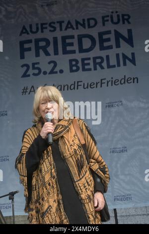 Alice Sophie Schwarzer - geboren AM 3. Dezember 1942 in Wuppertal - spricht auf der Kundgebung : Aufstand für den Frieden am Brandenburger Tor teil. Die Forderung lautet : Keine Waffen in die Ukraine zu liefern und den Krieg mit Russland durch Verhandlungen zu beenden. *** Alice Sophie Schwarzer née le 3 décembre 1942 à Wuppertal parle lors du rassemblement pour la paix à la porte de Brandebourg la demande est de ne pas fournir d'armes à l'Ukraine et de mettre fin à la guerre avec la Russie par des négociations Banque D'Images