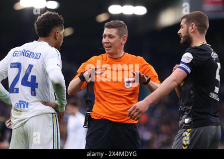 Matt Donohue, l'arbitre du match, s'entretient avec Georginio Rutter (Leeds United) et Jack Stephens (Southampton) lors du match du Sky Bet Championship entre Leeds United et Southampton à Elland Road, Leeds le samedi 4 mai 2024. (Photo : Pat Scaasi | mi News) crédit : MI News & Sport /Alamy Live News Banque D'Images