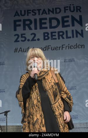 Alice Sophie Schwarzer - geboren AM 3. Dezember 1942 in Wuppertal - spricht auf der Kundgebung : Aufstand für den Frieden am Brandenburger Tor teil. Die Forderung lautet : Keine Waffen in die Ukraine zu liefern und den Krieg mit Russland durch Verhandlungen zu beenden. *** Alice Sophie Schwarzer née le 3 décembre 1942 à Wuppertal parle lors du rassemblement pour la paix à la porte de Brandebourg la demande est de ne pas fournir d'armes à l'Ukraine et de mettre fin à la guerre avec la Russie par des négociations Banque D'Images