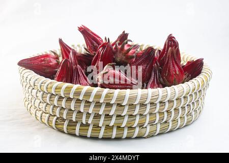 La fleur de Roselle est une herbe au goût aigre et est couramment utilisée pour faire du thé. Hibiscus sabdariffa. dans un busket. Banque D'Images