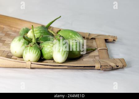 Aubergine thaïlandaise verte ou ombre de nuit jaune berried sur fond blanc aubergine légume isolé. Brinjal, Bagun, commencé, petite aubergine, tur Banque D'Images