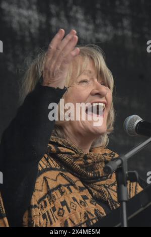 Alice Sophie Schwarzer - geboren AM 3. Dezember 1942 in Wuppertal - spricht auf der Kundgebung : Aufstand für den Frieden am Brandenburger Tor teil. Die Forderung lautet : Keine Waffen in die Ukraine zu liefern und den Krieg mit Russland durch Verhandlungen zu beenden. *** Alice Sophie Schwarzer née le 3 décembre 1942 à Wuppertal parle lors du rassemblement pour la paix à la porte de Brandebourg la demande est de ne pas fournir d'armes à l'Ukraine et de mettre fin à la guerre avec la Russie par des négociations Banque D'Images