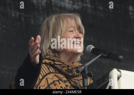 Alice Sophie Schwarzer - geboren AM 3. Dezember 1942 in Wuppertal - spricht auf der Kundgebung : Aufstand für den Frieden am Brandenburger Tor teil. Die Forderung lautet : Keine Waffen in die Ukraine zu liefern und den Krieg mit Russland durch Verhandlungen zu beenden. *** Alice Sophie Schwarzer née le 3 décembre 1942 à Wuppertal parle lors du rassemblement pour la paix à la porte de Brandebourg la demande est de ne pas fournir d'armes à l'Ukraine et de mettre fin à la guerre avec la Russie par des négociations Banque D'Images