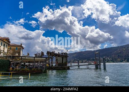 Un restaurant typique sur une jetée d'un village sur les rives du lac majeur un jour de printemps - voyage et concept de vacances Banque D'Images