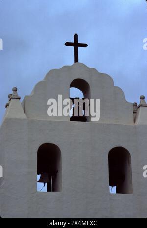 Solvang, CALIFORNIE, États-Unis. Circa 1981. Mission Santa Inés (parfois orthographiée Santa Ynez) était une mission espagnole à Solvang, Californie, États-Unis, et nommée d'après Agnes de Rome. Fondé le 17 septembre 1804 par le père Estévan Tapís de l'ordre franciscain, le site de la mission a été choisi à mi-chemin entre la Mission Santa Barbara et la Mission la Purísima Concepción. Cette mission Beautify fournit toujours des services à la population locale. Banque D'Images