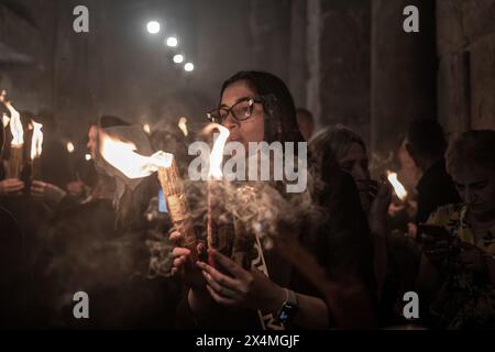 Jérusalem, Israël. 04 mai 2024. Des fidèles chrétiens orthodoxes assistent à la cérémonie du feu Saint dans l'église du Saint-Sépulcre dans la vieille ville de Jérusalem. Crédit : Ilia Yefimovich/dpa/Alamy Live News Banque D'Images