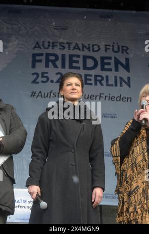 Sahra Wagenknecht - geboren als Sarah Wagenknecht AM 16. Juli 1969 in Jena - spricht auf der Kundgebung : Aufstand für den Frieden am Brandenburger Tor teil. Die Forderung lautet : Keine Waffen in die Ukraine zu liefern und den Krieg mit Russland durch Verhandlungen zu beenden. *** Sahra Wagenknecht née Sarah Wagenknecht le 16 juillet 1969 à Iéna parle lors du rassemblement pour la paix à la porte de Brandebourg la demande est de ne pas fournir d'armes à l'Ukraine et de mettre fin à la guerre avec la Russie par des négociations Banque D'Images