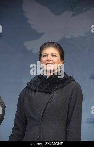 Sahra Wagenknecht - geboren als Sarah Wagenknecht AM 16. Juli 1969 in Jena - spricht auf der Kundgebung : Aufstand für den Frieden am Brandenburger Tor teil. Die Forderung lautet : Keine Waffen in die Ukraine zu liefern und den Krieg mit Russland durch Verhandlungen zu beenden. *** Sahra Wagenknecht née Sarah Wagenknecht le 16 juillet 1969 à Iéna parle lors du rassemblement pour la paix à la porte de Brandebourg la demande est de ne pas fournir d'armes à l'Ukraine et de mettre fin à la guerre avec la Russie par des négociations Banque D'Images