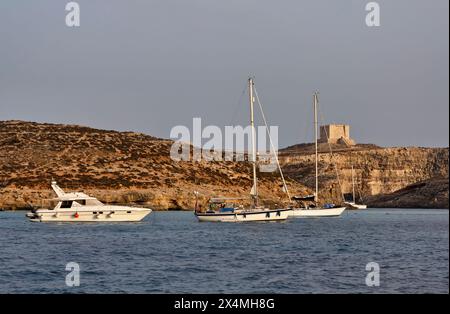 L'île de Malte, vue de la côte rocheuse du nord de l'île, un vieux fort et des yachts de luxe Banque D'Images