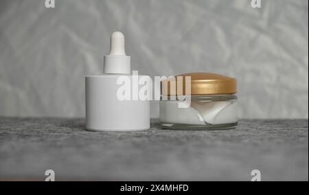 Pot de soin de la peau avec crème cosmétique anti-âge. Banque D'Images