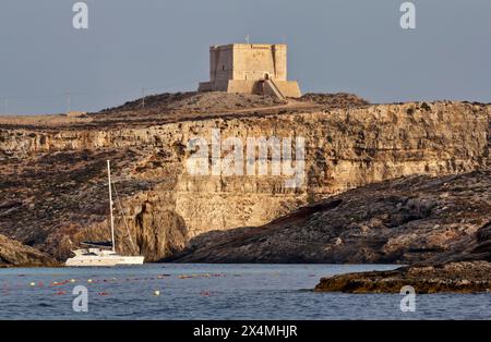 L'île de Malte, vue de la côte rocheuse du nord de l'île, un vieux fort et des yachts de luxe Banque D'Images