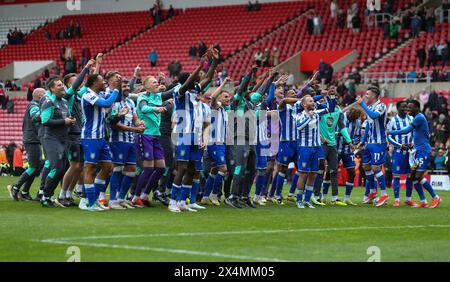 Les joueurs de Sheffield Wednesday célèbrent à temps plein lors du match du Sky Bet Championship entre Sunderland et Sheffield Wednesday au Stadium of Light, Sunderland, le samedi 4 mai 2024. (Photo : Michael Driver | mi News) crédit : MI News & Sport /Alamy Live News Banque D'Images