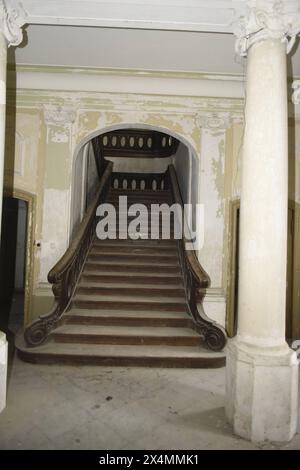 Die Treppe vom Erdgschoss hinauf in den ersten Stock des Schloss Tützpatz. 2020 Hat Helmuth von Maltzahn das Haus gekauft und möchte es sanieren. DAS Schloss ließ Karl Friedrich von Linden 1778 erbauen, der zwei Jahre zuvor das gut von der Adelsfamilie von Maltzahn gekauft hatte. Die Familie von Linden blieb bis zum Kriegsende 1945 Besitzer des Guts. Nach dem Krieg ging die Schlossanlage in das Volkseigene gut über, es wurde zum Wohnhaus und Verwaltungssitz der VEG. Richtig steil bergab Ging es mit dem Schloss dann nach der Wende. Der Verfall wurde nicht nur deutlicher, sondern schritt immer Banque D'Images