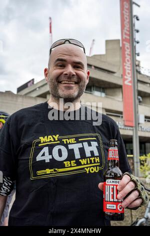 Londres, Royaume-Uni. 4 mai 2024. Un fan de Star Wars au Théâtre National avant une balade à vélo autour de la capitale lors de ce qui est devenu connu sous le nom de «Star Wars Day». Les fans de Star Wars ont remarqué que la première partie de la phrase des films “May the Force be with You” ressemble à “May the Fourth”, alors le 4 mai est devenu le choix évident pour célébrer la franchise. Credit : Stephen Chung / Alamy Live News Banque D'Images