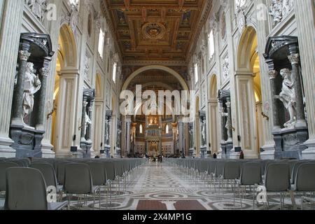 Vue intérieure dans la basilique Saint-Jean-de-Latran (San Giovanni in Laterano) à Rome, Italie Banque D'Images