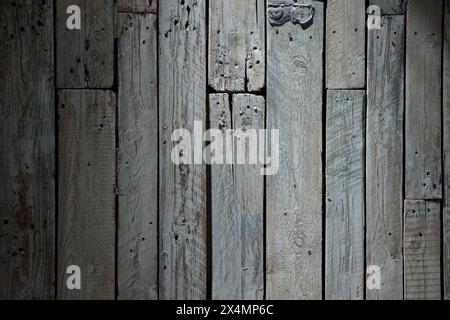 Fond de motif en bois rustique vieux peint gris sur la lumière du soleil et les ombres avec des clous Banque D'Images