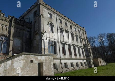 Schloss Varchentin : 1847 im Tudorstil erbaut durch den Hamburger Bankier Gottlieb Jenisch nach Plänen des Schweizer Architekten Auguste de Meuron, später um einen Südtrakt erweitert. Zum großzügigen Schloss gehören mehrere stattliche Wirtschaftsgebäude, darunter auch die etwas entfernt befindliche Orangerie und Fasanerie, sowie das südlich vom Schloss im Wald befindliche und 1895 im Stil der Neorenaissance erbaute Mausoleum der Grafen Grote. Der Landschaftspark wurde nach Entwürfen von Peter Joseph LennÃ gestaltet. IM Park befindet sich eine künstlich geschaffene Kanalverbindung der beiden Var Banque D'Images