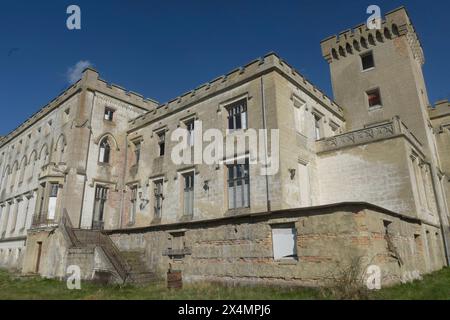 Schloss Varchentin : 1847 im Tudorstil erbaut durch den Hamburger Bankier Gottlieb Jenisch nach Plänen des Schweizer Architekten Auguste de Meuron, später um einen Südtrakt erweitert. Zum großzügigen Schloss gehören mehrere stattliche Wirtschaftsgebäude, darunter auch die etwas entfernt befindliche Orangerie und Fasanerie, sowie das südlich vom Schloss im Wald befindliche und 1895 im Stil der Neorenaissance erbaute Mausoleum der Grafen Grote. Der Landschaftspark wurde nach Entwürfen von Peter Joseph LennÃ gestaltet. IM Park befindet sich eine künstlich geschaffene Kanalverbindung der beiden Var Banque D'Images