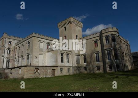 Schloss Varchentin : 1847 im Tudorstil erbaut durch den Hamburger Bankier Gottlieb Jenisch nach Plänen des Schweizer Architekten Auguste de Meuron, später um einen Südtrakt erweitert. Zum großzügigen Schloss gehören mehrere stattliche Wirtschaftsgebäude, darunter auch die etwas entfernt befindliche Orangerie und Fasanerie, sowie das südlich vom Schloss im Wald befindliche und 1895 im Stil der Neorenaissance erbaute Mausoleum der Grafen Grote. Der Landschaftspark wurde nach Entwürfen von Peter Joseph LennÃ gestaltet. IM Park befindet sich eine künstlich geschaffene Kanalverbindung der beiden Var Banque D'Images