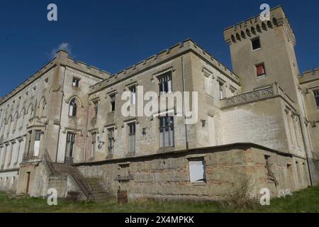 Schloss Varchentin : 1847 im Tudorstil erbaut durch den Hamburger Bankier Gottlieb Jenisch nach Plänen des Schweizer Architekten Auguste de Meuron, später um einen Südtrakt erweitert. Zum großzügigen Schloss gehören mehrere stattliche Wirtschaftsgebäude, darunter auch die etwas entfernt befindliche Orangerie und Fasanerie, sowie das südlich vom Schloss im Wald befindliche und 1895 im Stil der Neorenaissance erbaute Mausoleum der Grafen Grote. Der Landschaftspark wurde nach Entwürfen von Peter Joseph LennÃ gestaltet. IM Park befindet sich eine künstlich geschaffene Kanalverbindung der beiden Var Banque D'Images