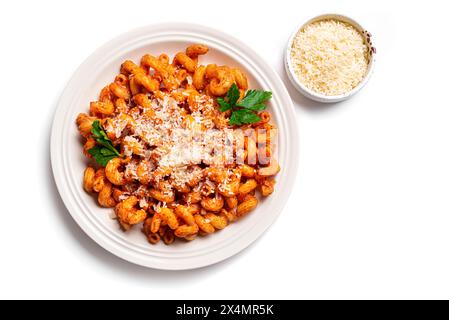 Pâtes cavatappi avec sauce tomate et fromage parmesan râpé isolé sur fond blanc. Assiette de pâtes végétariennes et bol de parmesan. Banque D'Images