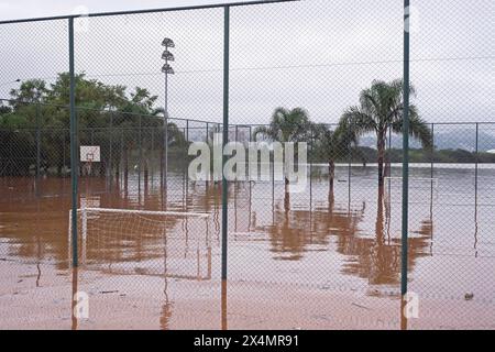 Porto Alegre, Brésil. 04 mai 2024. Vue sur le bord de la rivière Guaíba à Porto Alegre, Brésil, complètement recouverte d'eau après le débordement de la rivière le samedi 4 mai 2024. Les eaux continuent de monter en envahissant les rues et a également frappé la gare routière, dépassant l'inondation historique de 1941, lorsque le niveau a atteint 4,76 M. le quota d'inondation est de 3 mètres. Photo : Max Peixoto/DiaEsportivo/Alamy Live News crédit : DiaEsportivo/Alamy Live News Banque D'Images