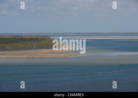 Blick auf der Insel Bock. DAS ist eine unbewohnte Insel der Halbinsel Zingst und der Insel Hiddensee. Statif SIE im 20. Jahrhundert im Gebiet einer ausgedehnten Sandbank mit der Bezeichnung Bock. Die als Bock bezeichnete Sandbank reicht von der Ostspitze der Halbinsel Zingst bis zum Gellenstrom, der Fahrrinne zum Stralsunder Hafen kurz vor der Insel Hiddensee. Die Insel Bock liegt in deren südöstlichem Teil, durch die schmale Wasserstraße Barther Zufahrt vom Festland mit dem Ort Barhöft und der Wüstung Zarrenzin getrennt. IM Westen wird die Insel durch schmale, flache Wasserläufe von der ins Banque D'Images